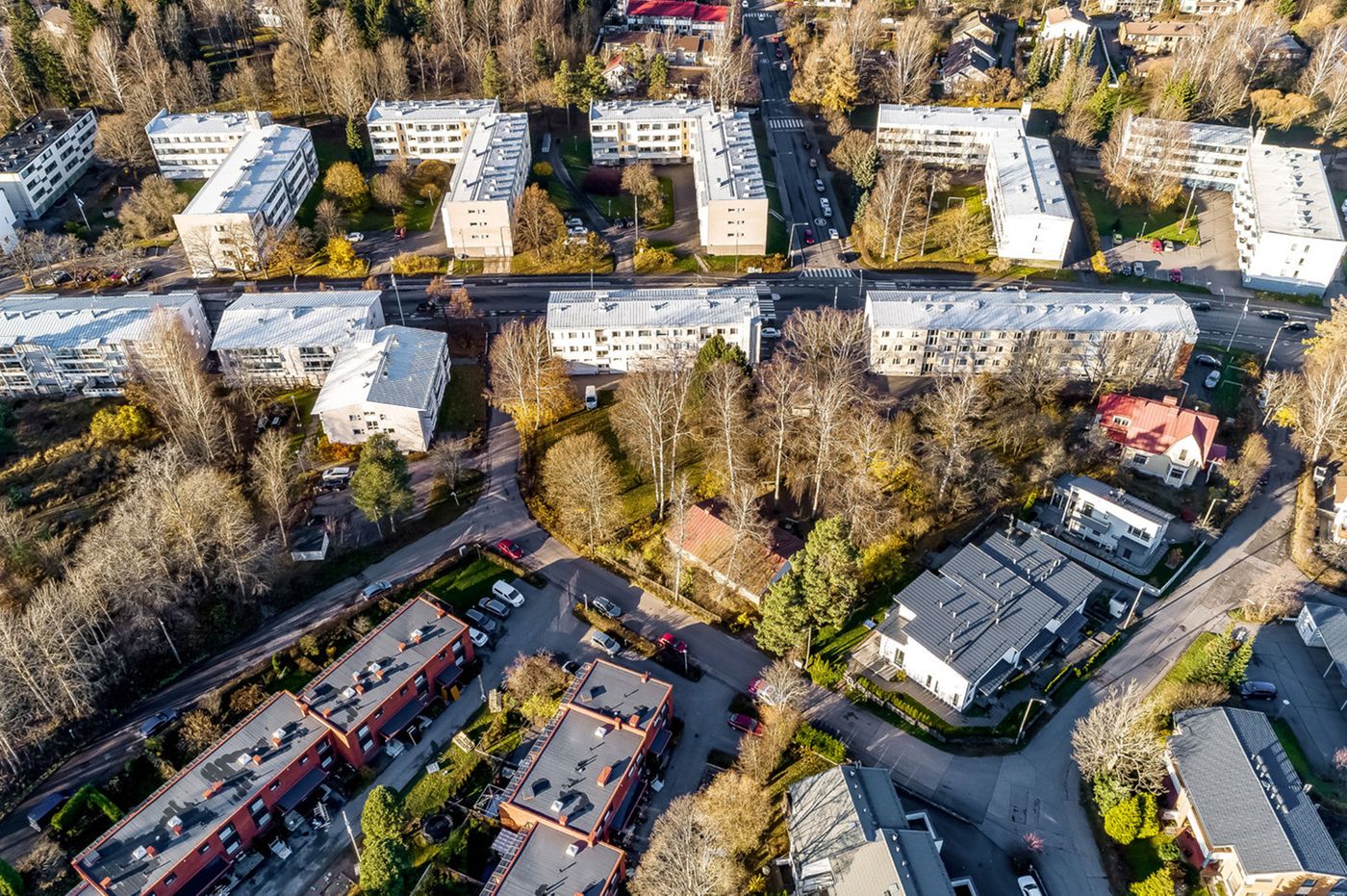 Oulunkylän keskusta ja Ogelin liikekeskus ovat kävelymatkan päässä.