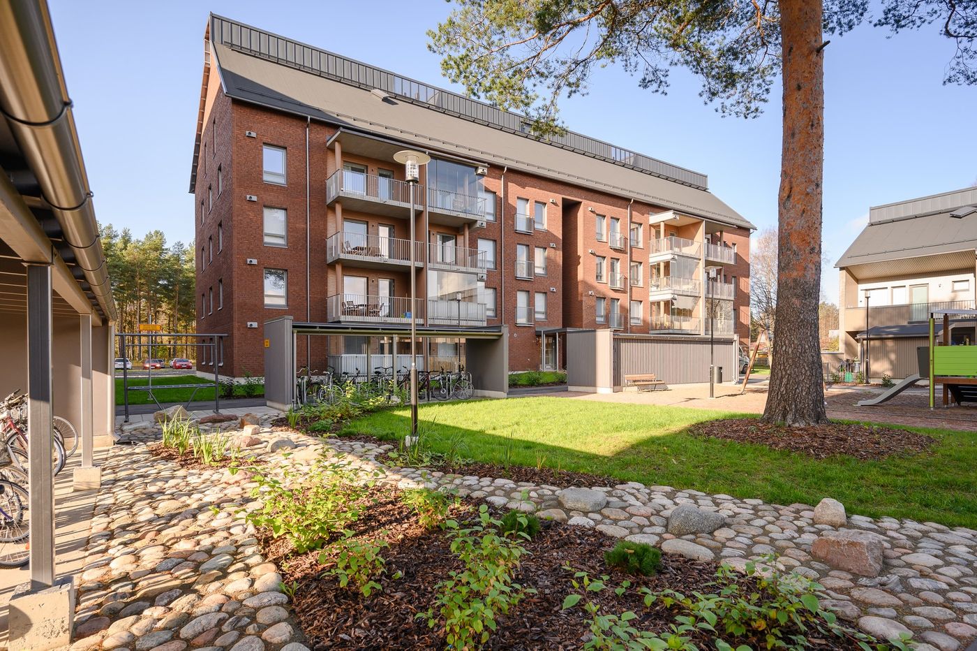 Kerrostalossa on 49 asuntoa sekä lämmin pyörä- ja huoneistovarastot