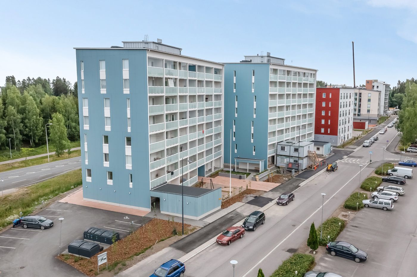 Asukkaiden yhteiskäytössä on taloyhtiön grillikatos ja hyötypuutarha