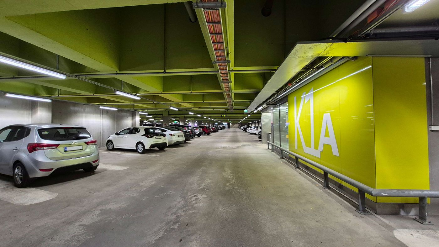 Autopaikat sijaitsevat läheisessä pysäköintilaitoksessa, josta paikkoja on mahdollista vuokrata.