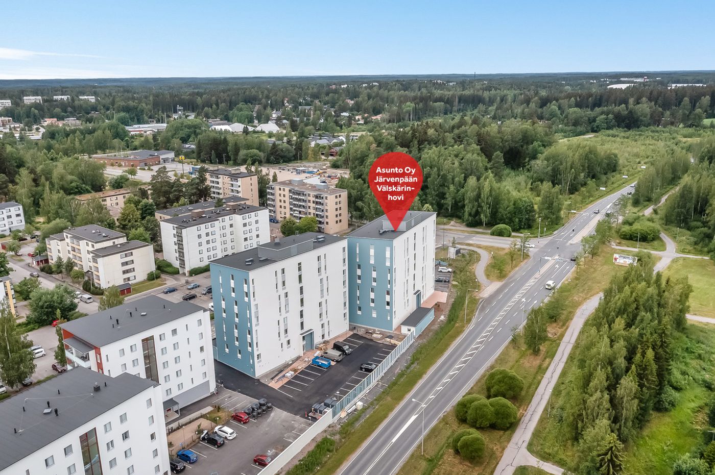 Järvenpään keskustaan matkaa noin 2 km.