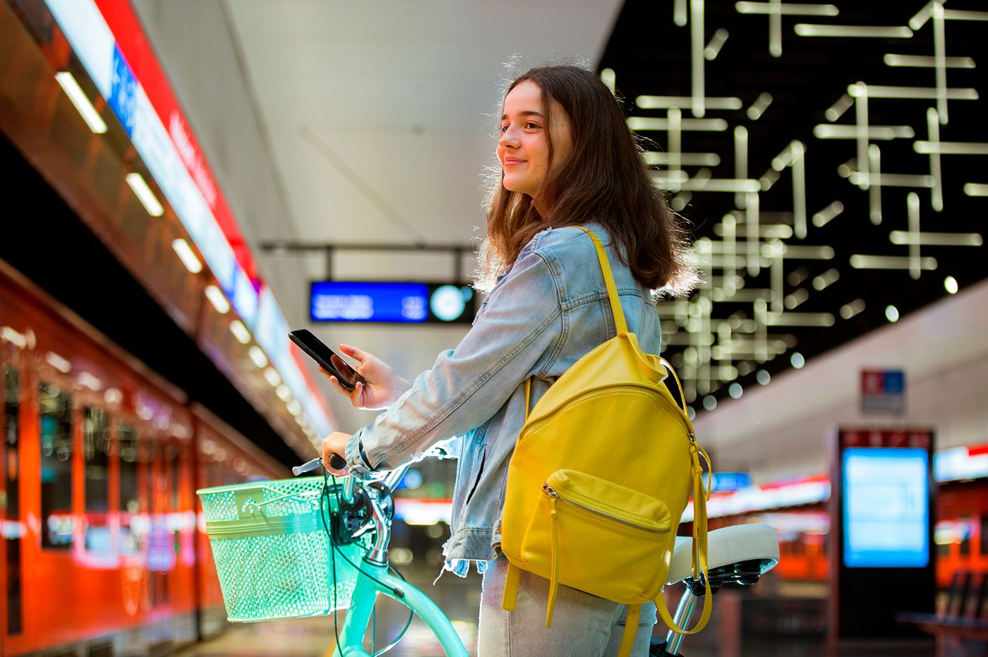 Liikkuminen paikasta toiseen sujuu näppärästi. Ruoholahden metroasemalle matkaa on alle kilometri ja lähin raitiovaunupysäkki on aivan vieressä.