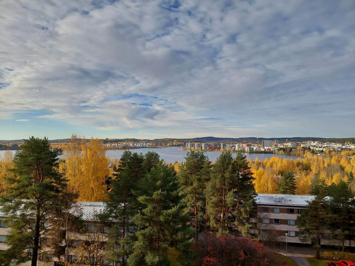 Taloyhtiön kattoterassilta avautuu upeat maisemat Jyväsjärvelle.